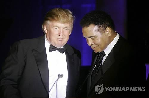 알리, 트럼프 '무슬림 美입국 금지' 비난      (피닉스<애리조나주> AP=연합뉴스) 복싱 사상 가장 위대한 선수로 불리는 미국의 무하마드 알리는 9일 공화당 대선 선두주자 트럼프의 '무슬림 미국 입국 금지' 제안 발언을 비난하면서 개인적 목적으로 이슬람을 이용하려는 데 사람들에 맞서도록 촉구했다.     사진은 지난 2007년 3월 애리조나주 피닉스에서 트럼프(왼쪽)가 알리로 부터 '무하마드 알리 상'을 받으며 함께 서 있는 모습.     bulls@yna.co.kr
