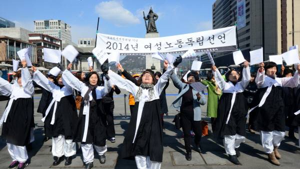 2014년 3월6일 서울 광화문광장에서 열린 3ㆍ8 세계 여성의 날 기념 여성노동독립선언 발표 기자회견에서 참가자들이 독립 만세를 외치고 있다.    | 김창길 기자