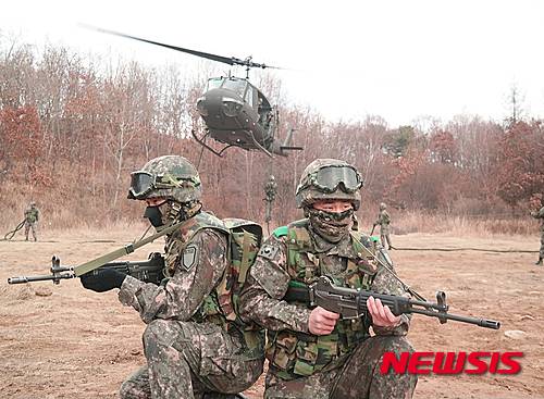 【화천=뉴시스】박혜미 기자 = 육군 27사단 수색대대는 11일 부대인근 야산에서 UH-1H 헬기를 이용해 적지종심작전과 적 탐색·격멸을 위한 '패스트로프 헬기훈련'을 실시하고 있다. 2015.12.11. (사진=육군27사단 제공)   photo@newsis.com