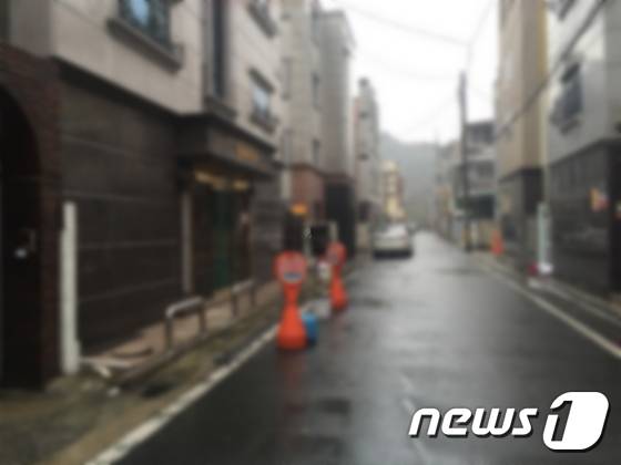 대전 유성구 궁동 한 골목에 주차 공간확보를 위해 설치된 불법 장애물.© News1