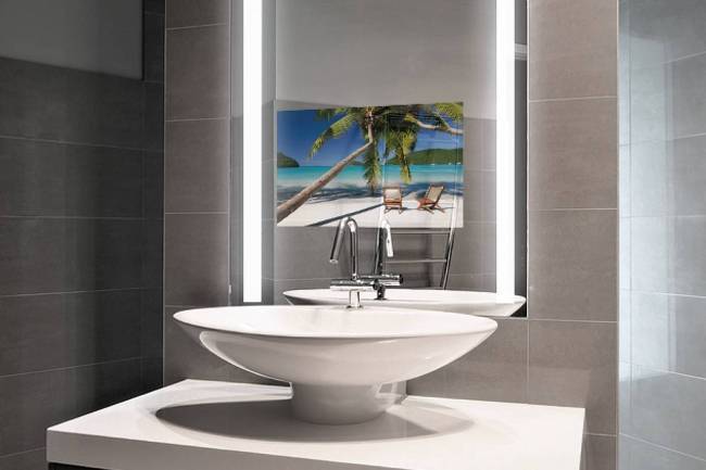 욕실 세면대 유리에 TV스크린으로 설치돼 있다. WSJ