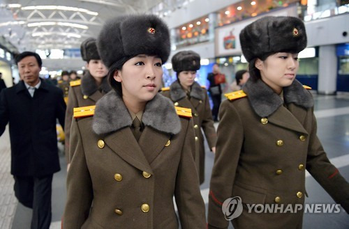 모란봉악단 공연 취소하고 북한행…미소 '상실'     (베이징 교도=연합뉴스) 북한 모란봉악단이 12일 북한으로 돌아가려고 중국 베이징(北京) 국제공항에 도착했다. 이들은 이날 베이징 국가대극원 공연을 몇 시간 앞두고 갑자기 취소한 것으로 알려졌다. 2015.12.12     sewonlee@yna.co.kr