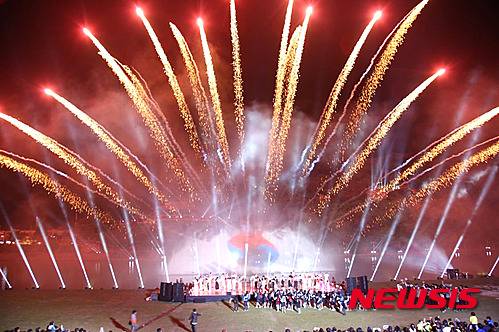 【밀양=뉴시스】안지율 기자 = 경남 밀양시는 15일 2016년 5월 개최 예정인 밀양아리랑대축제 기획공연 '밀양강 오딧세이' 시민배우 500명을 공개 모집한다. 사진은 지난해 밀양강 오딧세이 공연. 2015.12.15. (사진=밀양시 제공)    photo@newsis.com