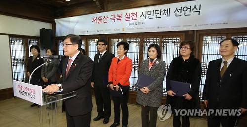 인사말하는 정진엽 장관     (서울=연합뉴스) 안정원 기자 = 정진엽 보건복지부장관이  17일 서울 중구 한국의 집에서 열린 '저출산 극복 시민단체 선언식'에서 인사말을 하고 있다.