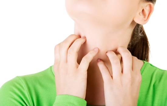 목을 긁는 여자