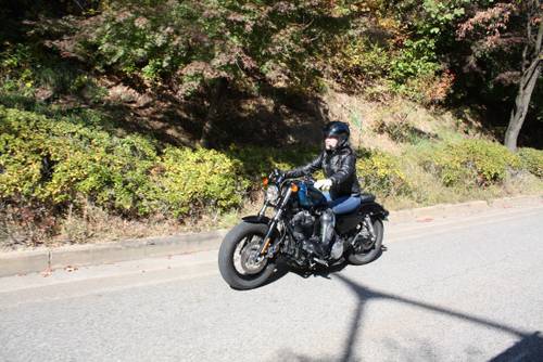 할리를 타고 처음으로 도로에 나왔습니다