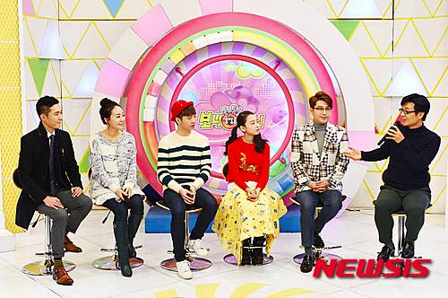 【서울=뉴시스】 배훈식 기자 = 21일 오후 서울 강남구 EBS 본사에서 열린 '생방송 톡!톡! 보니하니' 3000회 기념 기자간담회가 열리고 있다.   이날 간담회에는 최장수 보니, 하니 장원식(왼쪽부터), 김소영과 현재 신동우, 이수민, 초대 보니 김태진, 초대 연출자 문동현PD가 참석했다. 2015.12.21.   dahora83@newsis.com