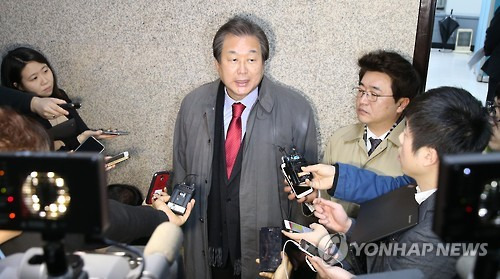 공천 관련 질문 듣는 김무성     (서울=연합뉴스) 하사헌 기자 = 새누리당 김무성 대표가 21일 오전 최고위원회의가 끝난 후 국회 대표최고위원실 앞에서 기자들과 만나 당의 공천전략에 대한 질문을 듣고 있다.