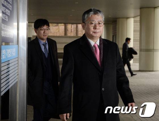 '청와대 문건 유출' 사건으로 1심에서 무죄를 받았던 조응천 전 청와대 공직기강비서관이 23일 오전 서울 서초구 고등법원에서 열린 대통령기록물 관리에 관한 법률 위반 등 항소심 1회 공판에 출석하고 있다. 2015.12.23/뉴스1 © News1 안은나 기자