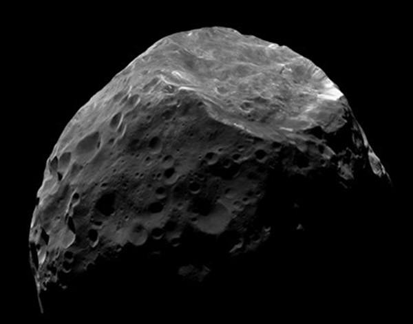 지구를 향해 다가오고 있는 엄청난 크기의 헤성이 과학자들에 의해 관측됐다. 센토혜성은 지구에서 아주 멀리 떨어져 있기 때문에 거대망원경으로 보더라도 작은 점처럼 보인다. 과학자들은 센토가 토성이 거느린 가로 200km짜리 달 포브(Phoebe,사진)처럼 생겼을 것으로 보고 있다.사진=나사/JPL/우주과학연구원