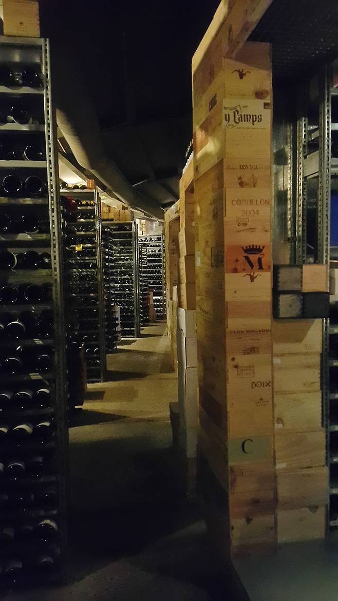 섹션으로 나뉜 와인 저장고.