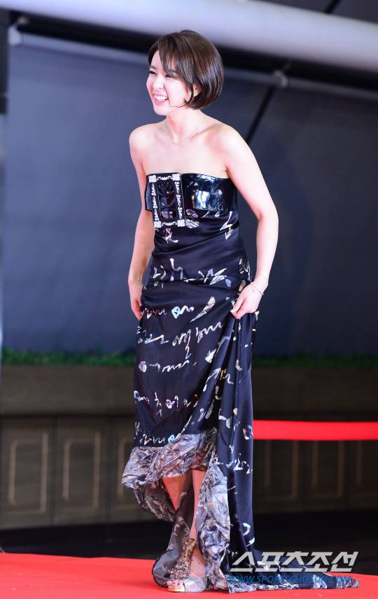 [포토] 정지원 아나운서 '레드카펫 빛내는 한글 드레스'