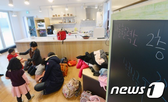28일 오후 서울 금천구 독산4동주민센터에 개관한 마을 활력소 공간에 주민들이 어린이들과 즐거운 시간을 보내고 있다. 2015.12.28 © News1