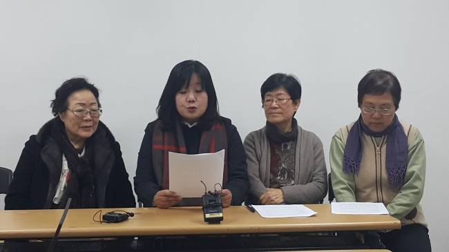 위안부 피해자 중 한 분인 이용수 할머니(사진 왼쪽 첫 번째)가 정대협 관계자들과 함께 한일간의 합의에 대해 비판하는 성명을 발표하고 있다. 신동윤 기자/realbighead@heraldcorp.com