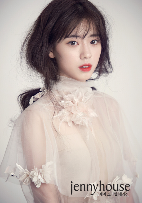 배우 신세휘 화보. 사진 매니지먼트 구