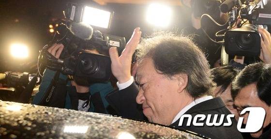 정명훈 서울시향 예술감독이 30일 오후 서울 서초구 예술의전당에서 열린 마지막 공연을 마치고 손을 흔들며 공연장을 떠나고 있다.2015.12.30/뉴스1 © News1 민경석 기자