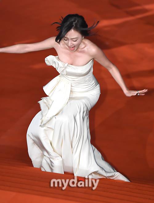 ▲넘어지는 송하윤 '앗 걸렸어'