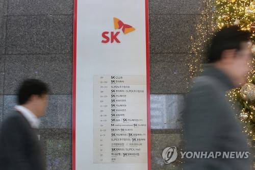 바람 잘날 없는 SK     (서울=연합뉴스) 서명곤 기자 = 최태원 SK그룹 회장이 노소영 아트센터 나비 관장과 이혼하겠다는 의사를 공개적으로 표명한 뒤 또한번 오너 리스크에 흔들릴 조짐이다. 최 회장의 두차례 수감 생활로 어려움을 겪었던 SK그룹은 이번 스캔들로 지배구조 변화 가능성까지 제기되면서 일부 계열사 주가가 크게 하락하는 등 고전을 면치 못하고 있다. 사진은 31일 오전  최태원 회장 사무실이 있는 서울 종로구 서린동 SK 본사 모습.
