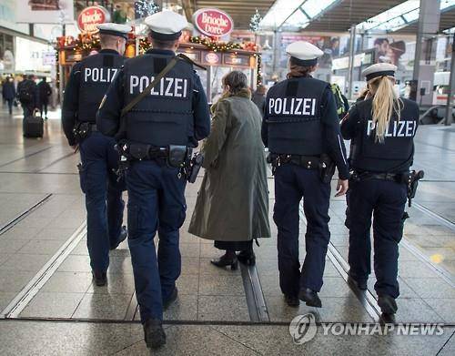 독일 뮌헨 역을 순찰하는 독일 경찰(AP=연합뉴스 자료사진)