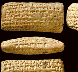 기원전 500년경 제작된 고대 바빌로니아의 점토판. 각 달을 대표하는 황도 12궁의 별자리가 쓰여 있다.