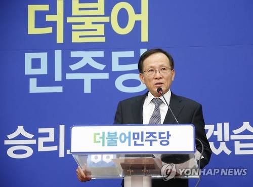 (서울=연합뉴스) 이상학 기자 =  이수혁 전 6자회담 수석대표가 5일 오전 국회 더불어민주당 당대표회의실에서 열린  입당 기자회견에서 취재진의 질문에 답하고 있다. 이 전 수석대표는 한반도 비핵화와 대북관계, 통일정책 등을 아우르는 외교·안보 전문가다.    2016.1.5  leesh@yna.co.kr