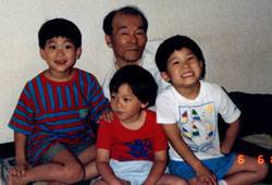 피천득 선생(가운데)이 1989년 여름 손자들과 함께 찍은 사진. 왼쪽부터 피수영 교수의 첫째 아들 윤범, 피서영 교수의 아들 스테판 피 재키브, 피수영 교수의 둘째 아들 윤성씨.