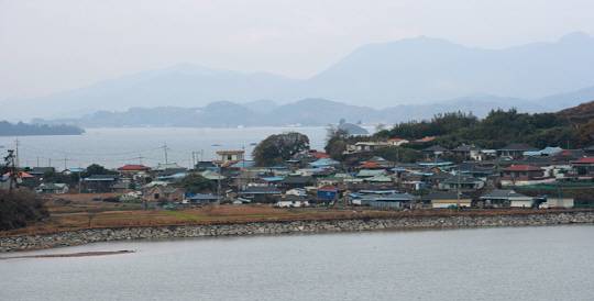 조선시대 섬으로 유배된 코끼리가 살았다는 목섬에서 바라본 장도의 대촌마을. 마을의 이쪽도, 저쪽도 썰물이면 거대한 갯벌을 드러내는 여자만의 바다다. 장도의 갯벌은 람사르 습지로 등록된 곳이기도 하다.