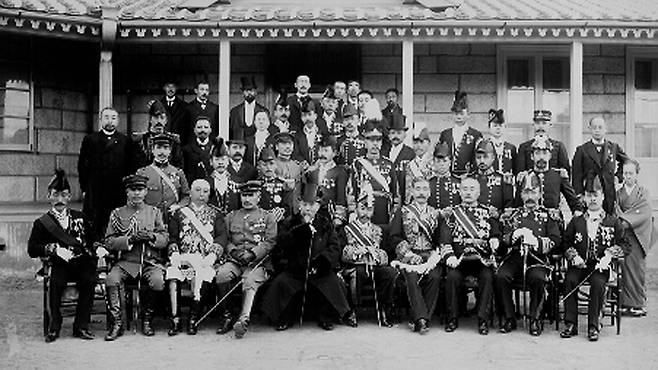 <코넬대 소장 윌러드 스트레이트의 서울사진>에는 앨리스 루스벨트의 방한 관련 사진 외 당시 서울에서 찍은 사진 174점이 포함돼 있다. 그중 위 사진은 일제가 1905년 을사늑약 체결 이후 11일만에 촬영한 단체사진으로 앞줄 왼쪽에서 다섯번째 검은 옷차림의 남성이 이토 히로부미이다. 이 사진은 <병합기념 조선사진첩>에 수록된 사진과 같은 판본인데, 이 사진첩에는 맨 오른쪽 일본인 여성이 지워져 있다. 일제의 주요 관료들과 함께 촬영한 것으로 미뤄 상당한 신분의 여성으로 추정되나 신원이 드러나지 않았다.