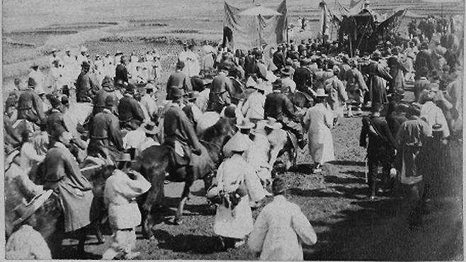 헌종의 계비인 명헌태후 효정성황후 홍씨의 국상기간중 국장 행렬로 추정되는 사진으로 이번에 처음 공개됐다.