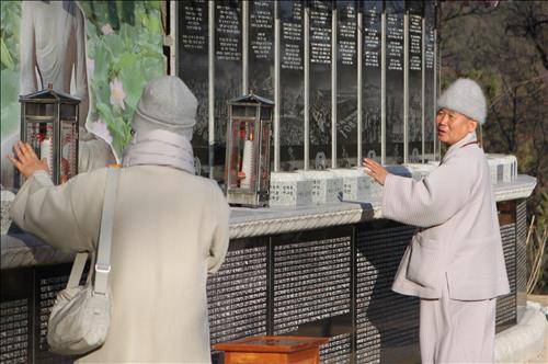 (서울=연합뉴스) 박상현 기자 = 2006년부터 9년간 108산사 순례를 진행한 혜자 스님이 올해는 53기도도량 순례를 시작한다. 서울 노원구 도안사에서 6일 혜자 스님이 108산사 순례 조형물 앞에서 이야기를 하고 있다. 2015.1.6  psh59@yna.co.kr
