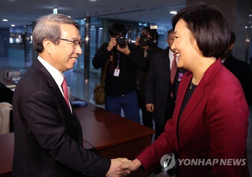 정운찬-박영선 악수     (서울=연합뉴스) 전수영 기자 = 정운찬 전 국무총리와 더불어민주당 박영선 의원이 7일 오후 국회 의원회관에서 열린  동반성장연구소 포럼에서 인사하고 있다.   2016.1.7     swimer@yna.co.kr