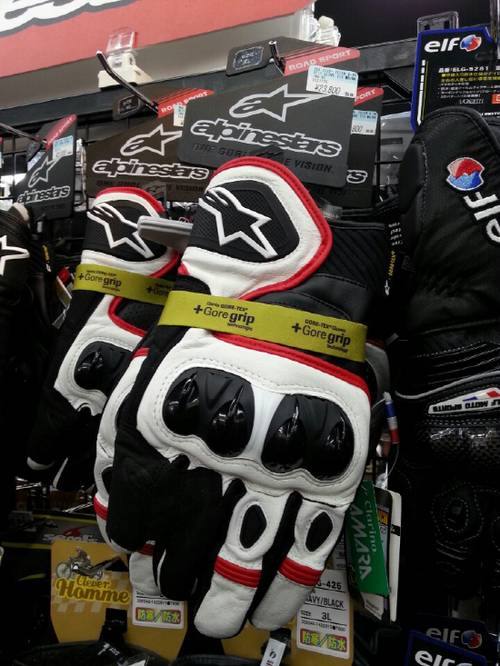 근데 고어텍스에 비싼 값을 할 것 같이 생겼습니다.