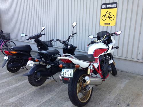 스쿠터도 F차도, 자전거 주차장에 나란히