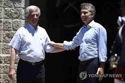 마우리시오 마크리 아르헨티나 대통령(오른쪽)과 타바레 바스케스 우루과이 대통령 모습.(EPA=연합뉴스)