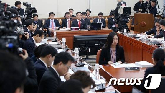 유일호 경제부총리 겸 기획재정부 장관 후보자가 11일 서울 여의도 국회에서 열린 인사청문회에서 취재진의 뜨거운 관심 속에 의원들의 질의에 답하고 있다. 2016.1.11/뉴스1 © News1 오대일 기자