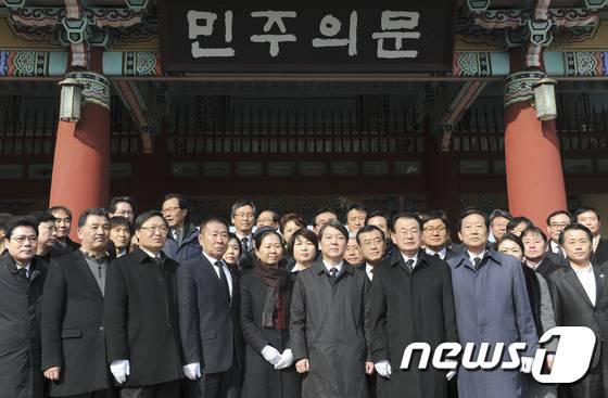 '국민의당'(가칭) 안철수, 권은희 의원 등이 11일 오전 광주 북구 운정동 국립 5·18민주묘지를 찾아 참배를 마친 뒤 기념촬영을 하고 있다. 2016.1.11/뉴스1 © News1 신채린 기자