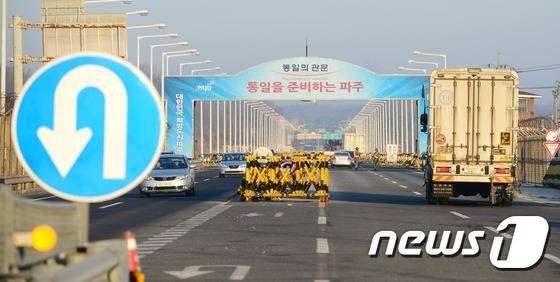 12일 오전 경기 파주 통일대교 남단에서 개성공단 입주기업 화물차량들이 개성을 향하고 있다. © News1