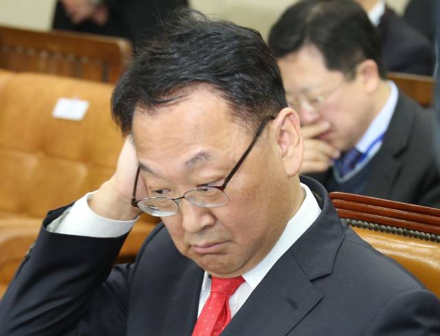 유일호 경제부총리 후보자가 11일 국회에서 열린 인사청문회에서 질문을 받고 생각에 잠겨 있다.