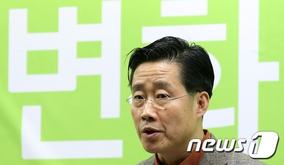 이태규 국민의당 창당실무단장이 13일 서울 마포구 국민의당 당사에서 열린 첫 기획조정회의를 마친 뒤 회의 결과를 브리핑하고 있다. 2016.1.13/뉴스1 © News1 오대일 기자