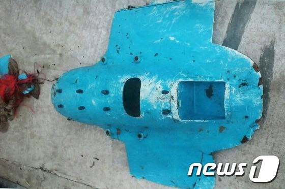 합동참모본부가 지난 2014년 9월 백령도 서쪽 6㎞ 수중에서 발견한 북한의 소형 무인기로 추정되는 잔해. (합동참모본부 제공) 2014.9.15/뉴스1
