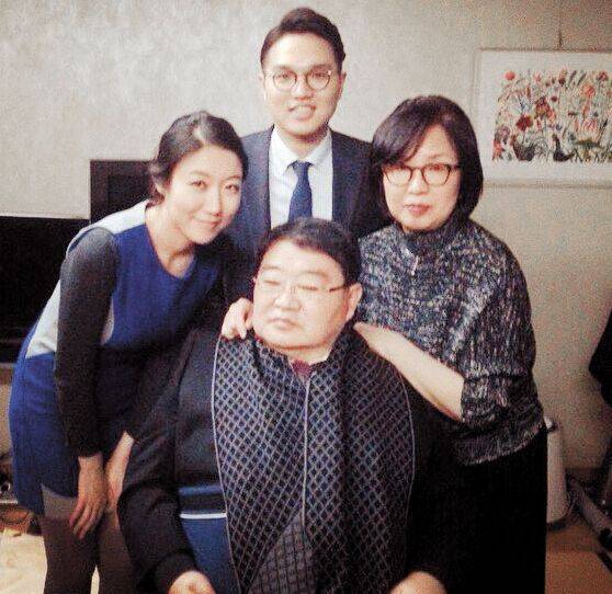 지난해 1월 가족 모임 후 부모님과 찍은 사진. 왼쪽부터 시계 방향으로 아내 김소진씨, 신경철 전무이사, 어머니 강민희 여사, 아버지 신광열씨.