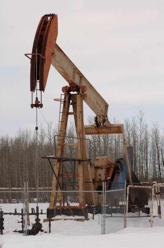 유전에서 석유를 시추하는 모습