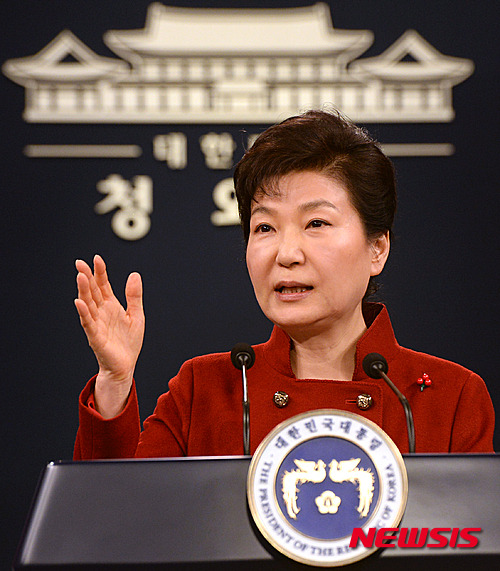 【서울=뉴시스】박주성 기자 = 박근혜 대통령이 13일 오전 청와대 춘추관에서 대국민 담화 및 기자회견 중 취재진의 질문에 답하고 있다. 2016.01.13.     park7691@newsis.com