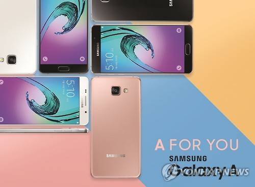 삼성전자, 2016년형 ‘갤럭시 A’ 국내 출시     (서울=연합뉴스) 삼성전자가 오는 14일 출시하는 2016년형 '갤럭시 A5(5.2형)'와 '갤럭시 A7(5.5형)'. '갤럭시 A'는 젊고 감각적인 디자인에 플래그십 모델의 차별화된 서비스와 첨단 기능을 모두 탑재한 제품이다.     모바일 결제 서비스 '삼성 페이'를 지원한다. 갤럭시 S6와 노트5 등 플래그십 모델에만 적용됐던 '삼성 페이'와 지문 인식 센서를 탑재해 소비자들은 '갤럭시 A'에서도 편리하고 안전하게 '삼성 페이'를 이용할 수 있다. 2016.1.13 << 삼성전자 제공 >>     photo@yna.co.kr