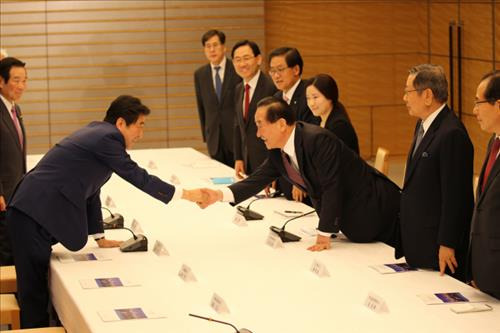 서청원 새누리당 의원(오른쪽)과 아베 신조 일본 총리가 13일 도쿄 총리관저에서의 면담에 앞서 악수하고 있다.