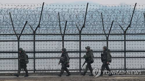 긴장속 철책 점검하는 장병     (파주=연합뉴스) 김승두 기자 = 서부전선 최전방 도라산 관측소(OP) 앞에 북한  무인기가 출현해 우리 군이 경고사격을 한 13일 경기도 파주시 접경지역에서 육군 장병이 철책을 점검하고 있다.  2016.1.13     kimsdoo@yna.co.kr