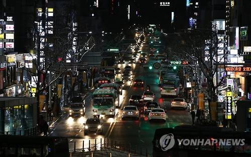 '빙판길 운전 조심하세요'     (수원=연합뉴스) 홍기원 기자 = 경기남부 일부지역에 내린 눈이 영하의 날씨에 빙판으로 변하면서 13일 오후 경기도 수원시 매산로에서 운행중인 차량들이 조심스럽게 이동하고 있다. 2016.1.13     xanadu@yna.co.kr