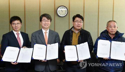 (서울=연합뉴스) 신준희 기자 = 삼성전자 반도체 사업장 백혈병 등 직업병 문제와 관련 삼성전자와 가족대책위원회, 반올림(반도체노동자의 건강과 인권지킴이) 등 3개 교섭주체가 12일 오전 서울 서대문구 법무법인 지평에서 '재해예방대책'에 관한 최종 합의서에 서명한 뒤 들어보이고 있다.  왼쪽부터 백수현 삼성전자 커뮤니케이션팀 전무와 김지형 조정위원장, 송창호 삼성직업병가족대책위 대표, 황상기 반올림 교섭단 대표. 2016.1.12