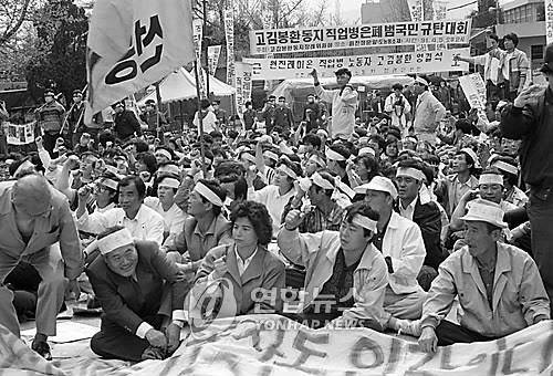 (수원=연합뉴스) 원진레이온 근로자들이 회사 정문앞에 차려진 고 박봉환씨 빈소앞에서 직업병 대책을 요구하며 농성을 하고 있다. 1991.4.30 (연합뉴스 자료사진)