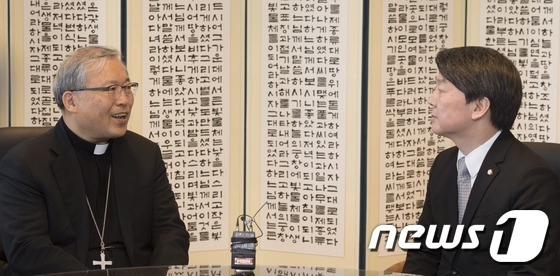 국민의당 창당준비위원회 안철수 인재영입위원장이 14일 서울 명동성당을 방문해 염수정 추기경과 새해인사를 나누고 있다. 2016.1.14/뉴스1 © News1 유승관 기자